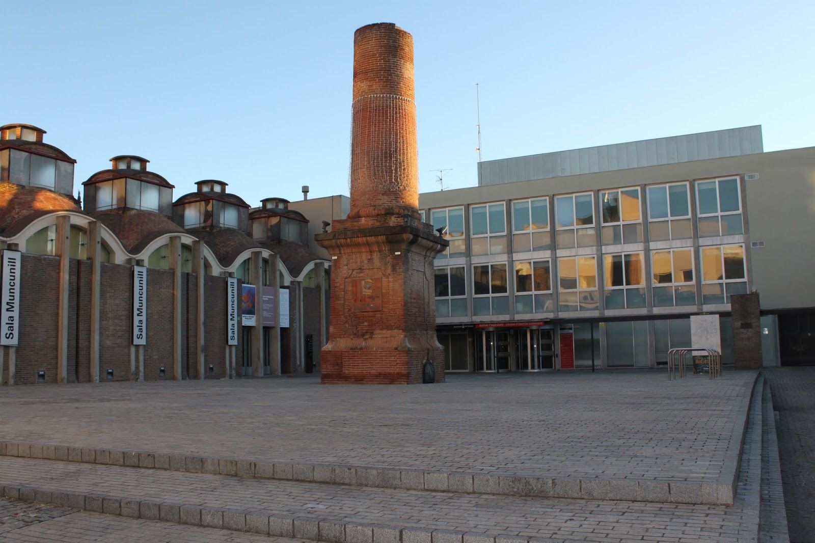 Plaça Didó, al fons, oficines de l'Ajuntament de Terrassa..JPG